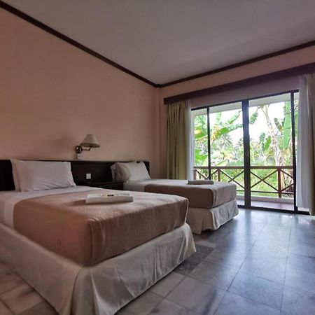 Oyo 89972 Borneo Paradise Beach Hotel Кота-Кінабалу Екстер'єр фото