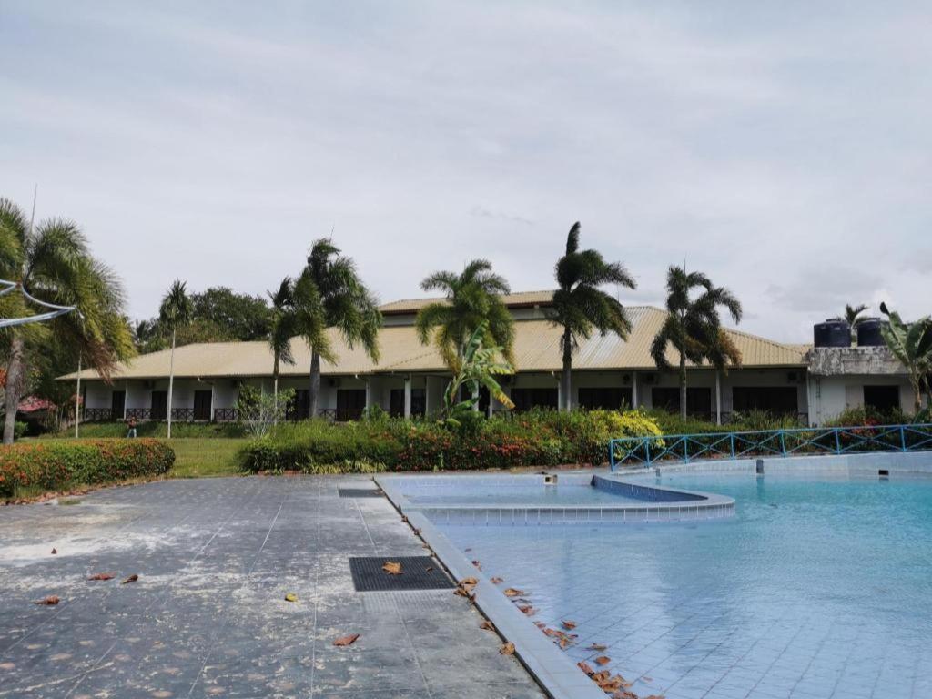 Oyo 89972 Borneo Paradise Beach Hotel Кота-Кінабалу Екстер'єр фото