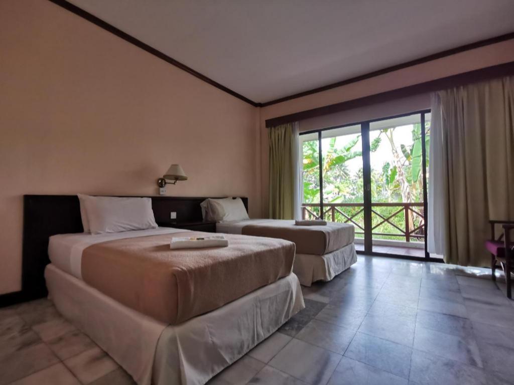 Oyo 89972 Borneo Paradise Beach Hotel Кота-Кінабалу Екстер'єр фото