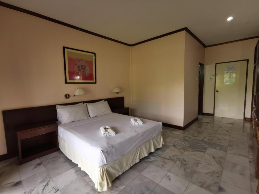 Oyo 89972 Borneo Paradise Beach Hotel Кота-Кінабалу Екстер'єр фото
